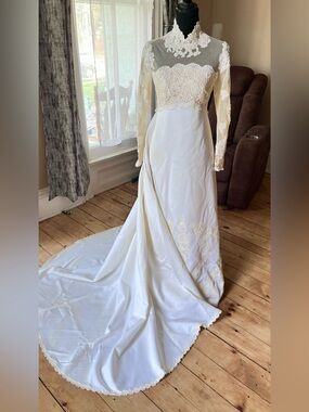 Vintage Priscilla of Boston Ivory Lace Long-Sleeve Bridal Gown